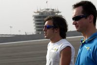 D BAHREIN ALONSO CON  SU INGENIERO PAUL MONAGHAN.jpg