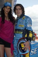 X BCN ALONSO CON UNA MODELO EN EL GP DE ESPANA DE F1.jpg