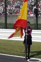 Bandera de Espana en Japon junto al coche de Fernando.jpg