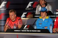 Alonso y Raikonen en rueda de prensa FIA.jpg