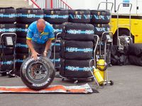 Mecnico de Renault cuidando las ruedas de Alonso en FRancia 20.jpg