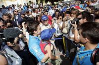 Alonso con fans.jpg