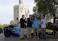Alonso junto a Torre del Oro con Alcalde de Sevilla.jpg